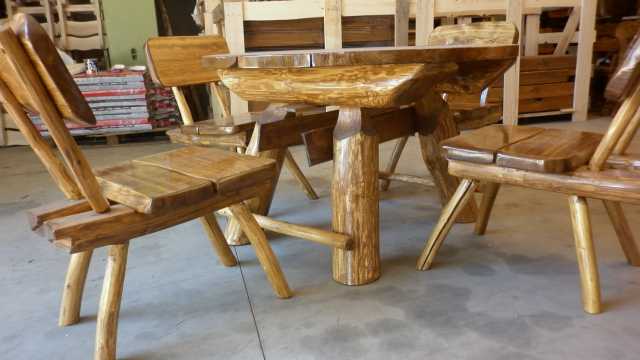 ROUND TABLE WITH FOUR CHAIR FOR 4-6 PERSONS