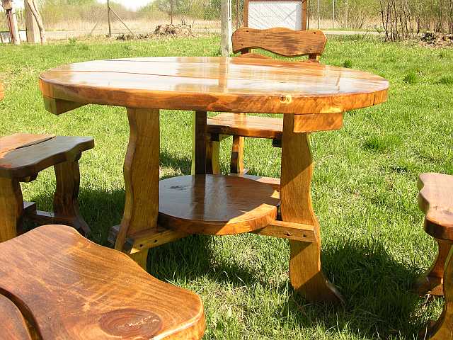 ROUND TABLE WITH 4 CHAIRS FOR COLOR WALNUT 4 to 6 PEOPLE
