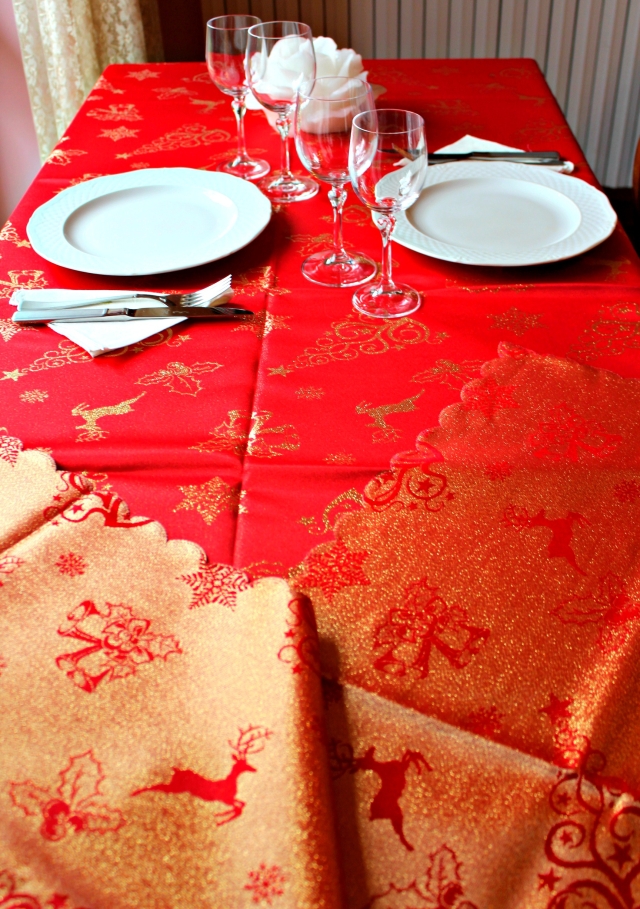 TOVAGLIA NATALIZIA ROSSA CM.160X220 POLIESTERE