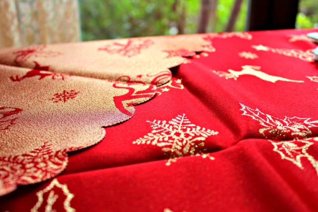 TOVAGLIA NATALIZIA ROSSA CM.160X220 POLIESTERE