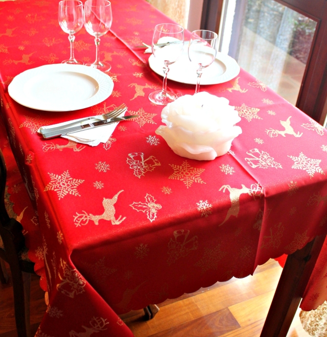 TOVAGLIA NATALIZIA ROSSA CM.160X220 POLIESTERE