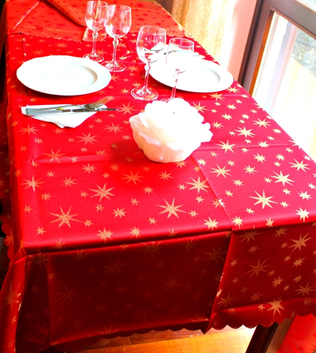 TOVAGLIA NATALIZIA ROSSA CM.160X220 POLIESTERE