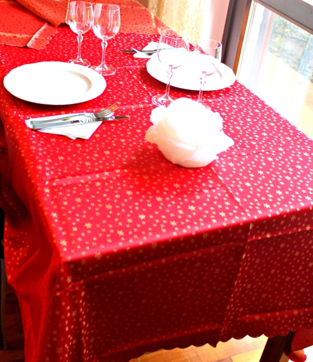 TOVAGLIA NATALIZIA ROSSA CM.160X220 POLIESTERE