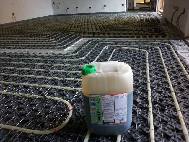 ADDITIVO SUPERFLUIDIFICANTE PER IMPIANTI CEMENTIZI E MASSETTI 10 LT.