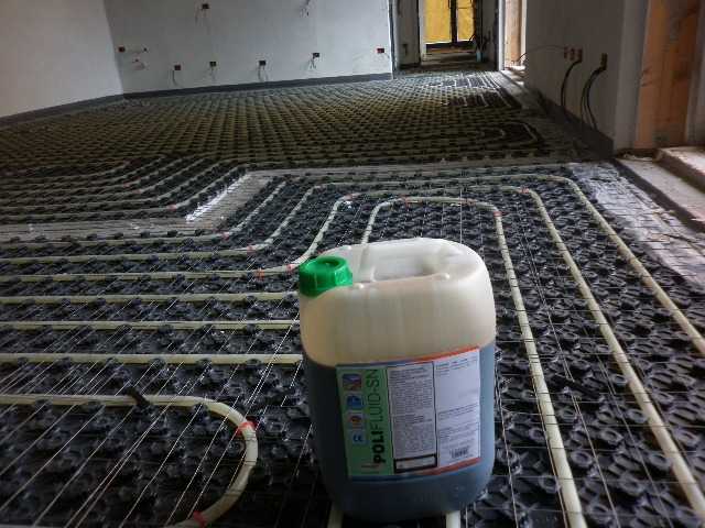 ADDITIVO SUPERFLUIDIFICANTE PER IMPIANTI CEMENTIZI E MASSETTI 10 LT.