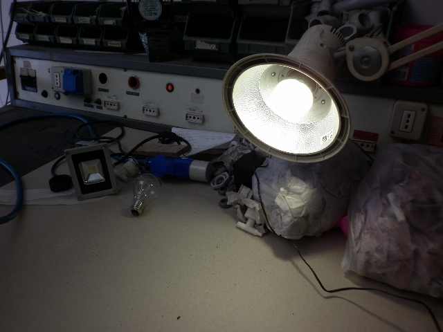 LAMPADINA A BULBO ATTACCO E27 AC. 220 W 4,5 COLORE BIANCO CALDO