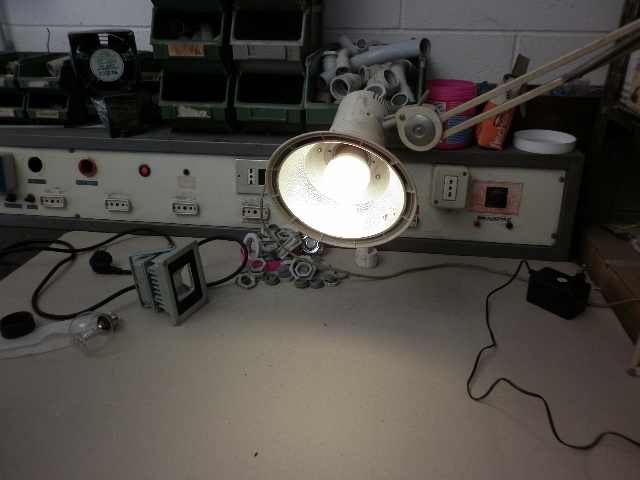 LAMPADINA A BULBO ATTACCO E27 AC. 220 W 6 COLORE BIANCO CALDO