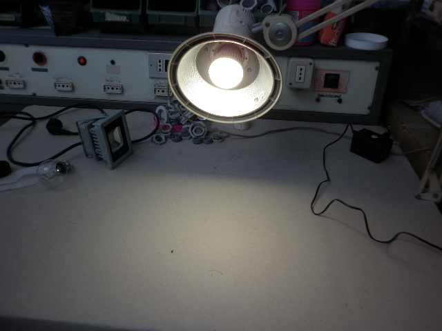 LAMPADINA A BULBO ATTACCO E27 AC. 220 W 8 COLORE BIANCO CALDO