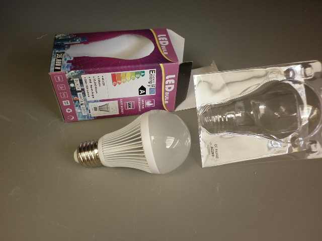 LAMPADINA A BULBO ATTACCO E27 AC. 220 W 5 COLORE BIANCO FREDDO