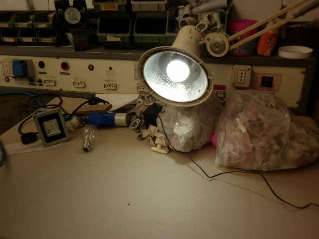 LAMPADINA A BULBO ATTACCO E27 AC. 220 W 5 COLORE BIANCO FREDDO