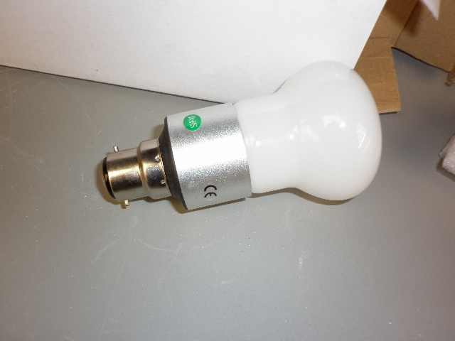 LAMPADINA A BULBO ATTACCO A BAIONETTA AC. 220 W 3 COLORE BIANCO FREDDO